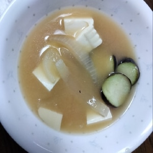 豆腐と玉ねぎとナスのお味噌汁